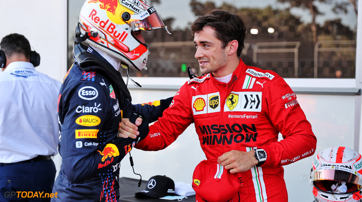 Leclerc past titelvoorspelling aan en passeert Verstappen: "Denk dat Lewis een goede kans maakt"