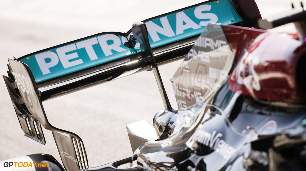 Mercedes opnieuw op matje bij FIA over discutabele achtervleugel Hamilton