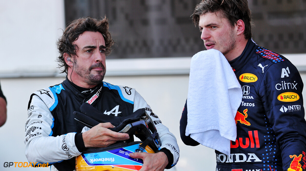 Alonso en Verstappen flirten met elkaar: "Zou leuk zijn als we teamgenoten worden"