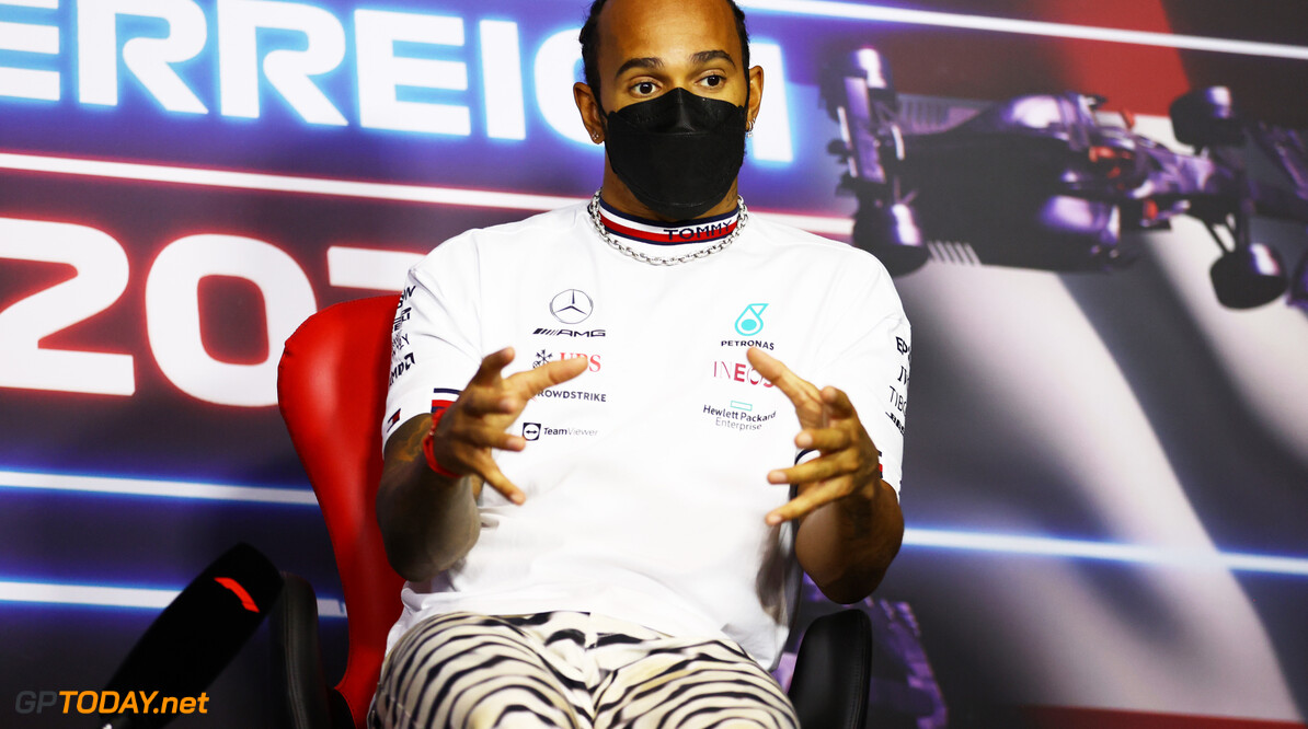 Lewis Hamilton zegt dat het  zinderende seizoen 2021 hem in F1 houdt