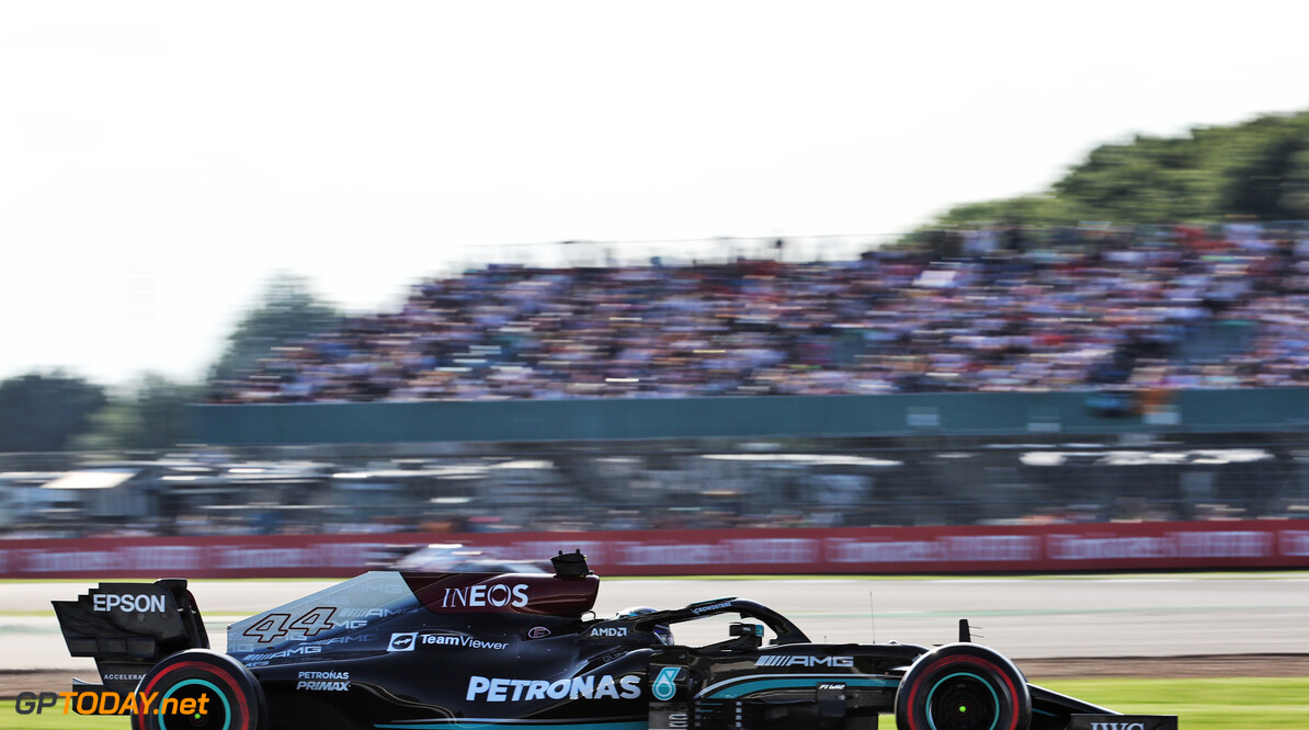 Lewis Hamilton pleit weer eens voor Valtteri Bottas: "Beter knokken met anderen dan met je teamgenoot"