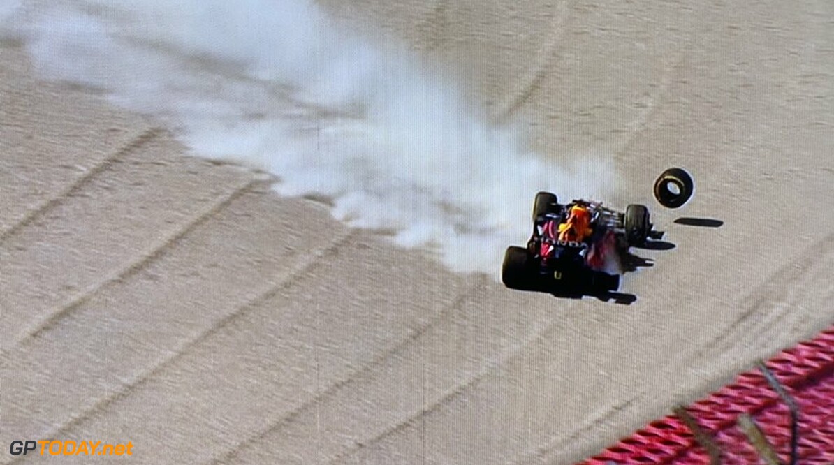 Max Verstappen crasht mega hard in muur door stoot Lewis Hamilton