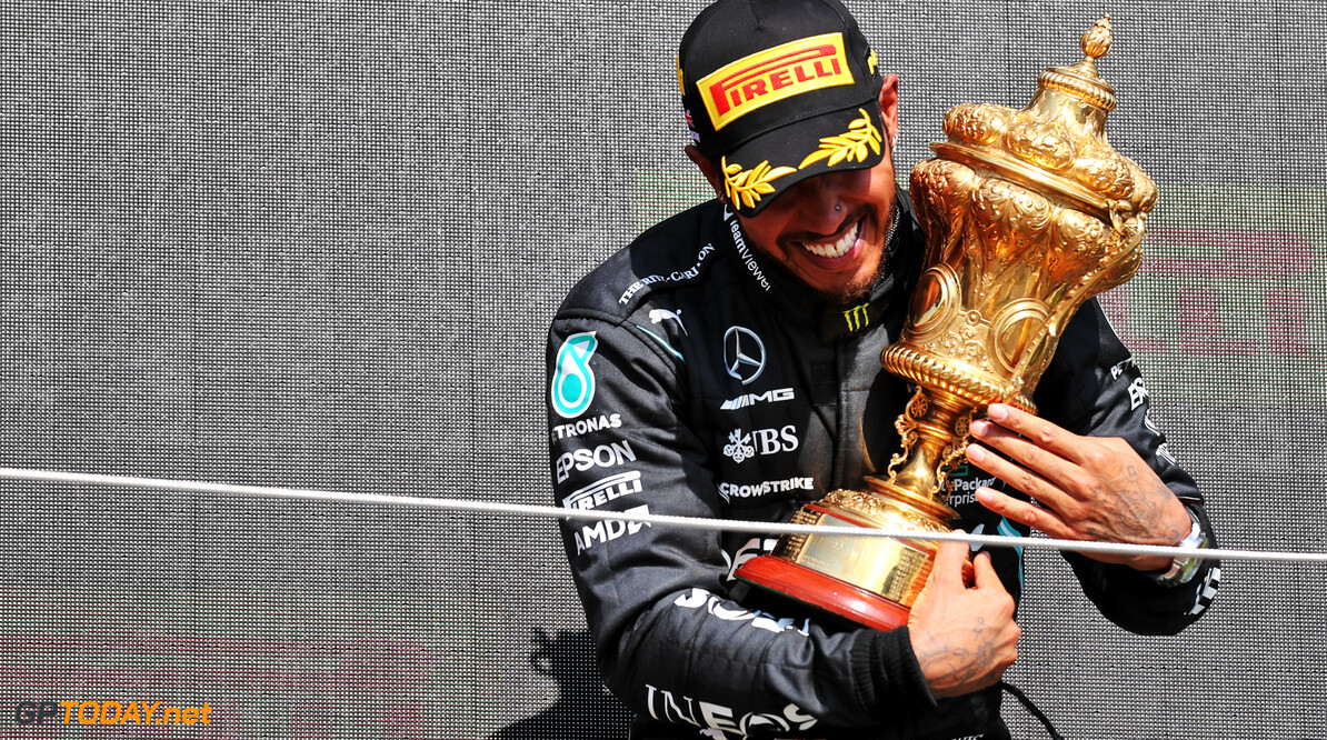 Mercedes hint op langer verblijf Hamilton in F1