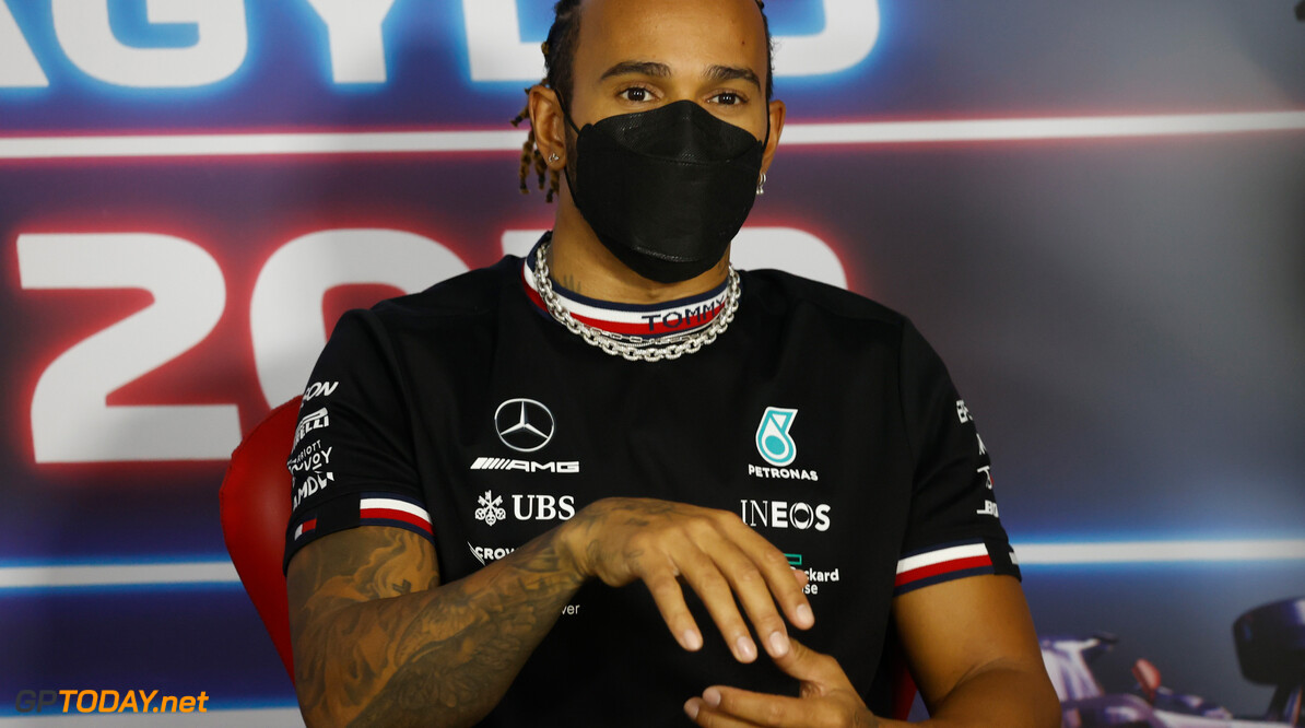 Lewis Hamilton 'glibbert en glijdt' naar voren: "De banden smelten gewoon weg hier"