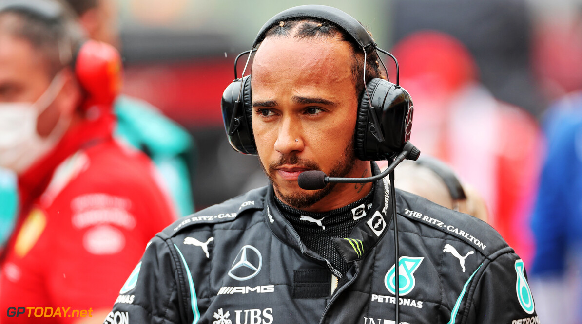 Mercedes denkt na over wisselen motor van Hamilton: "Voorlopig geen commentaar"