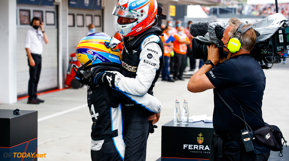 Ocon prijst teammaat Alonso: "Hij behoort tot de beste coureurs ooit"