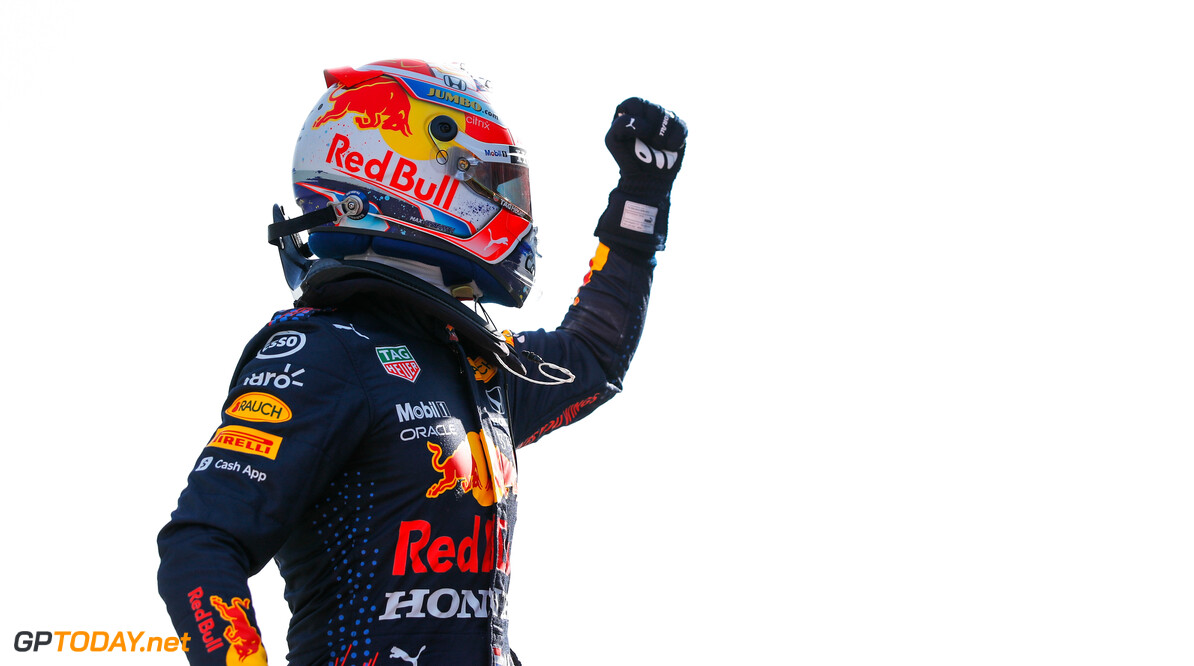<b> Samenvatting F1 Dutch Grand Prix: </b> Max Verstappen wint Dutch GP op Zandvoort en pakt WK-leiding terug van Lewis Hamilton