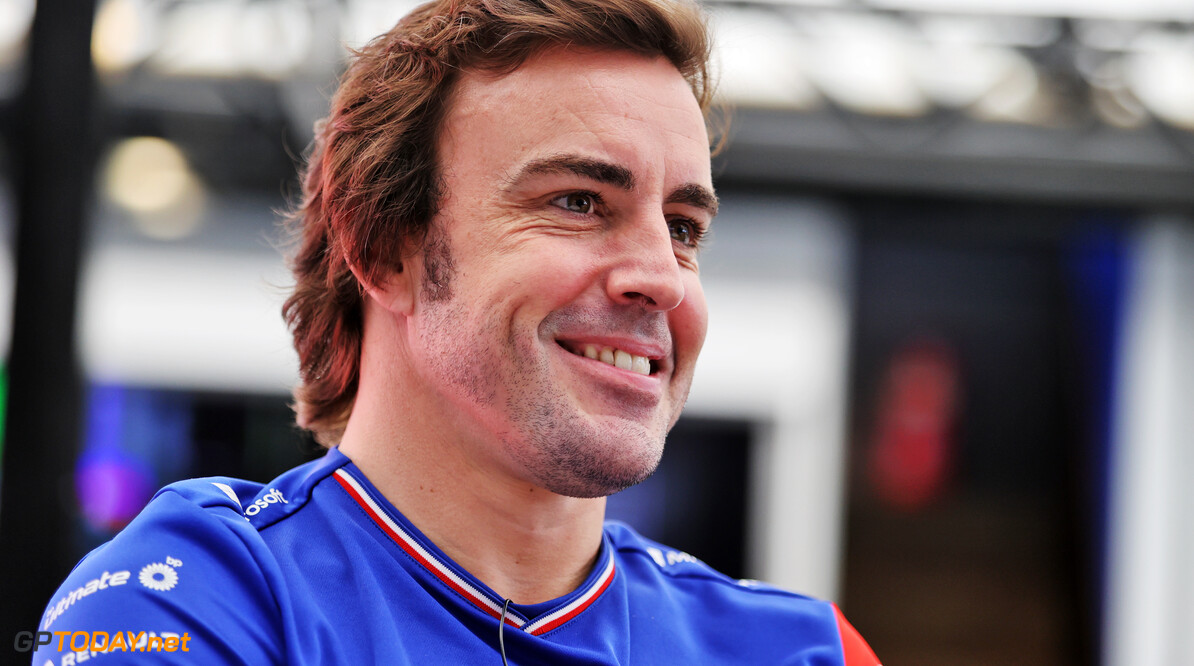 Alonso voert Briatore geruchten met gezellige foto
