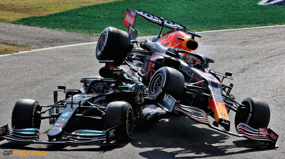 Mercedes wil verandering na crash Hamilton en Verstappen