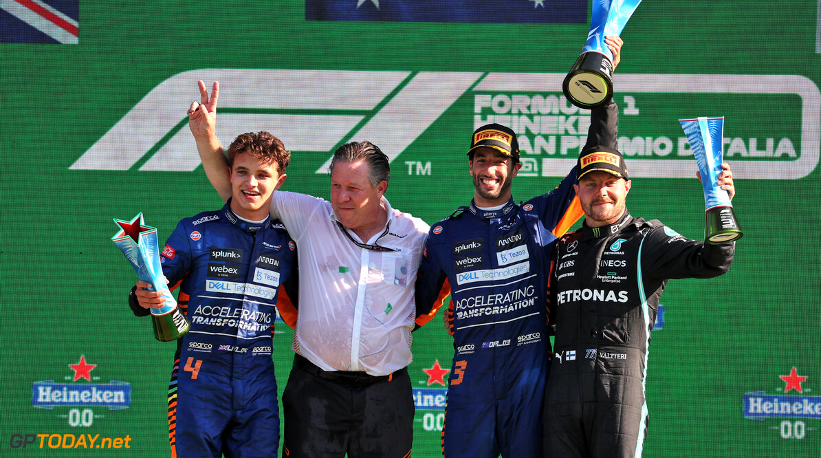 Ricciardo mag Monza-beker naast Senna-trofee plaatsen: "Surreëel"