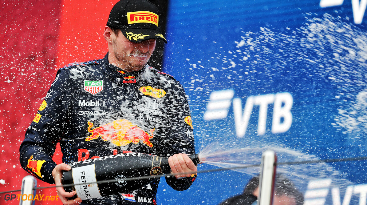 Red Bull wenst Verstappen in het Nederlands een fijne verjaardag toe