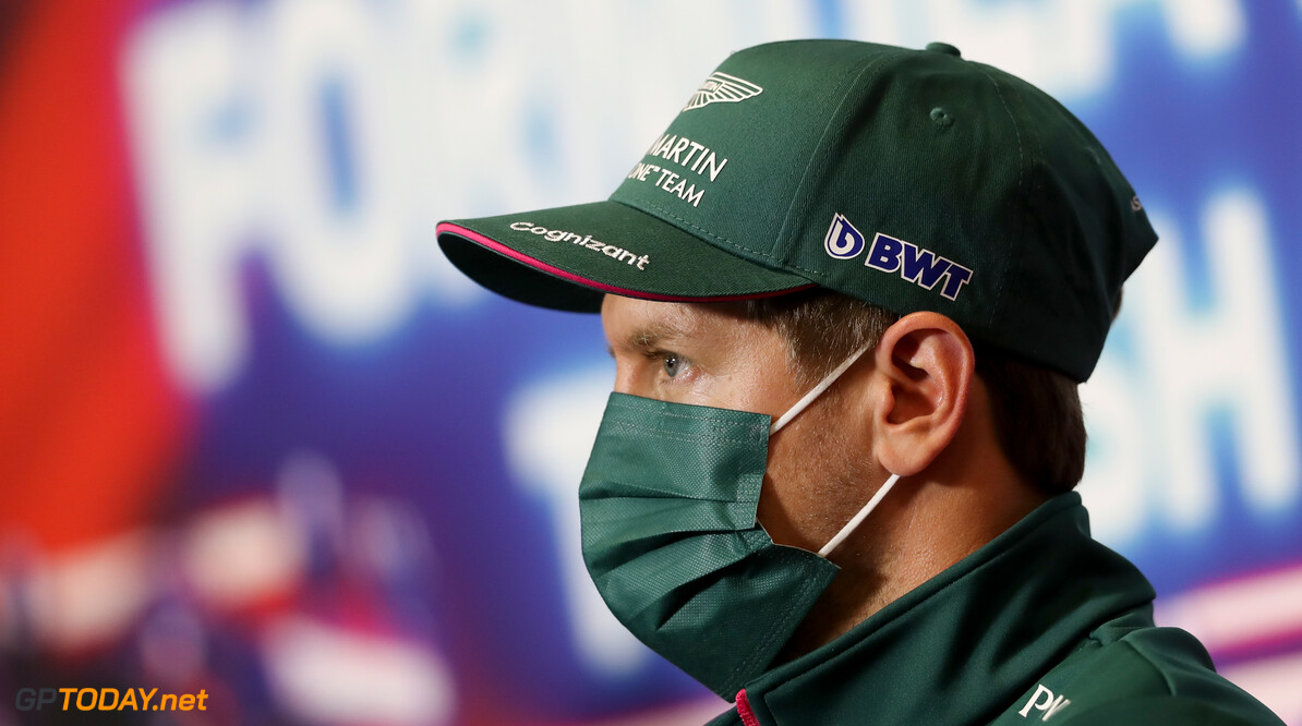 Vettel rijdt in Turkije met speciale helm om aandacht te vragen voor de oceanen