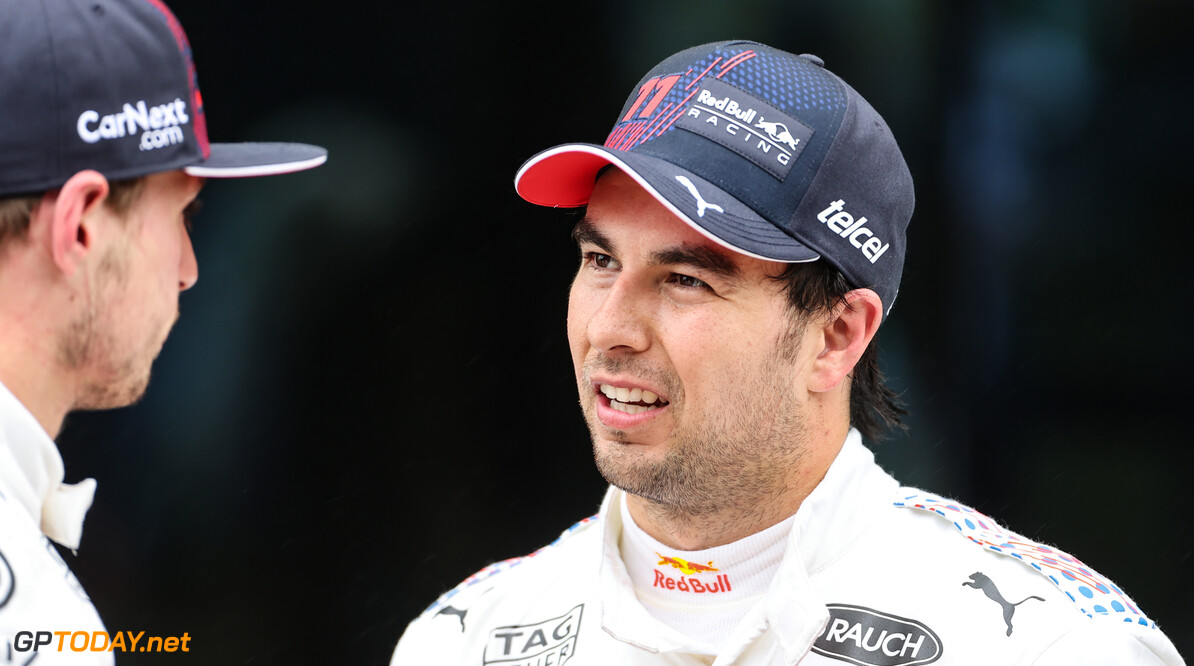 Perez onder de indruk van Verstappen: "Max presteert foutloos op hoog niveau"