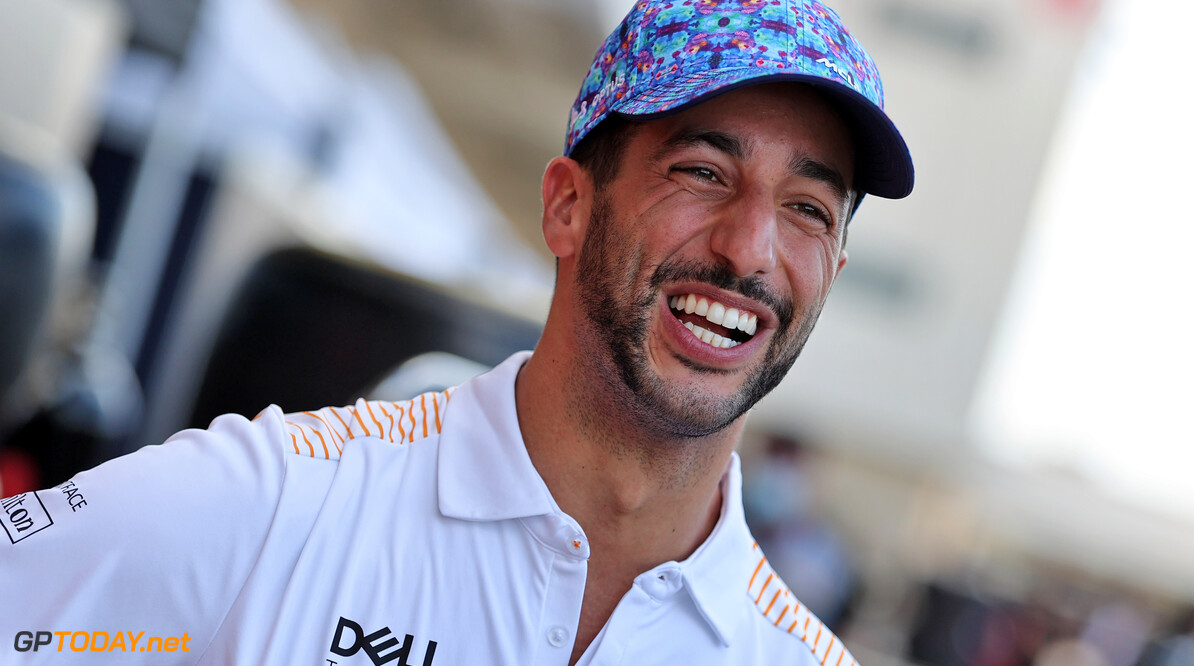 Ricciardo heeft tattoo-smaak te pakken: "Wat denk je van een gezichtstattoo voor Helmut?"