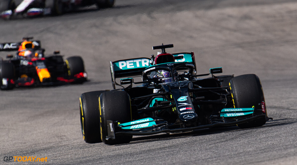 <b>Video: </b>Lewis Hamilton neemt de leiding over van Verstappen na megastart
