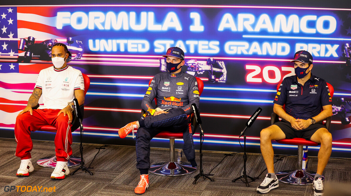 Lewis Hamilton en Max Verstappen kijken liever naar hun telefoon als hun rivaal spreekt