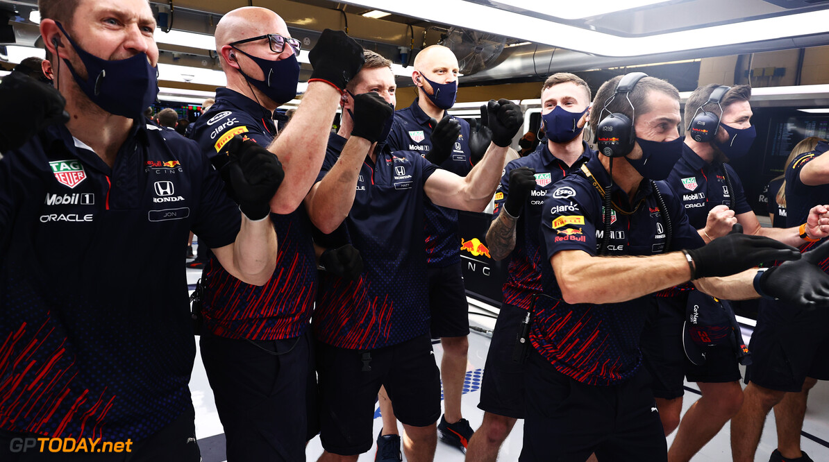 AUSTIN, TEXAS - OCTOBER 23: The Red Bull Racing team watch the action in the garage during qualifying ahead of the F1 Grand Prix of USA at Circuit of The Americas on October 23, 2021 in Austin, Texas. (Photo by Mark Thompson/Getty Images) // Getty Images / Red Bull Content Pool  // SI202110240153 // Usage for editorial use only // 
F1 Grand Prix of USA - Qualifying




SI202110240153