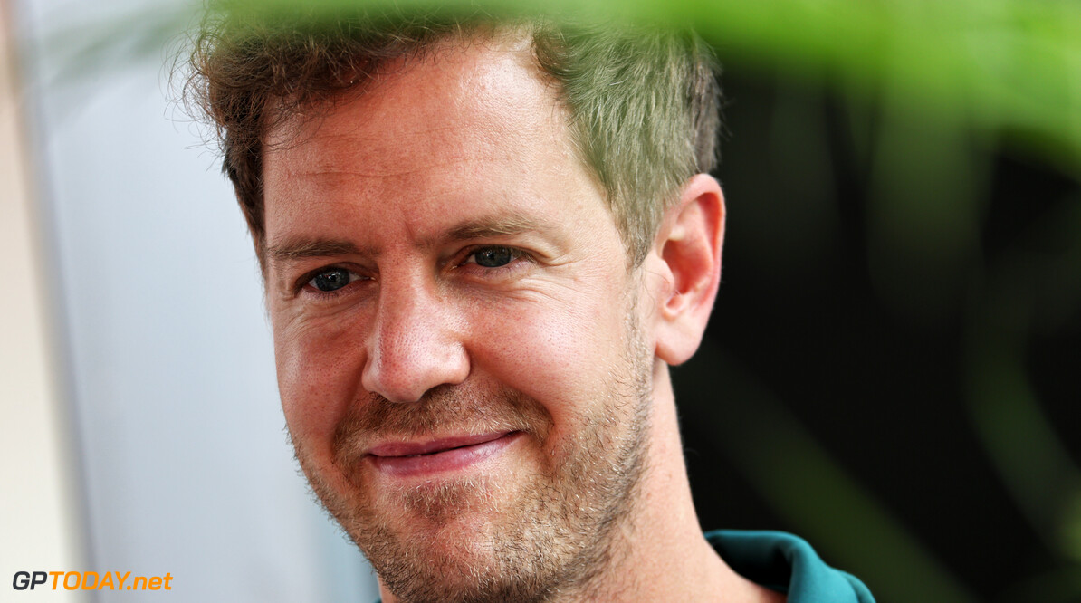 <b> Video: </b> Vettel grapt: Ik ga Hamiltons achtervleugel aanraken!