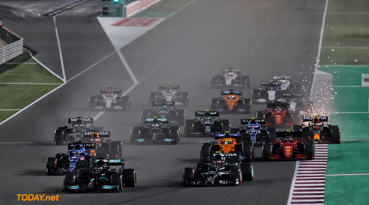 <b> Uitslag Grand Prix van Qatar: </b> Hamilton wint voor Verstappen die inhaalrace rijdt