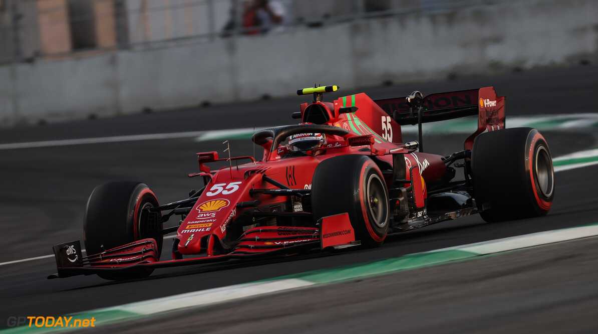 Leclerc over teamgenoot: ''Sainz heeft sterk banden -en racemanagement''