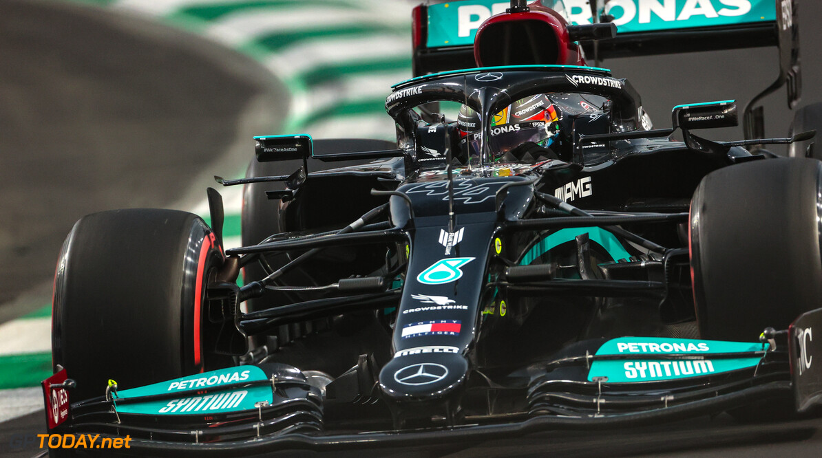 <b> Uitslag kwalificatie Saoedi-Arabië: </b> Hamilton pakt pole en deelt tik uit aan Verstappen die crasht