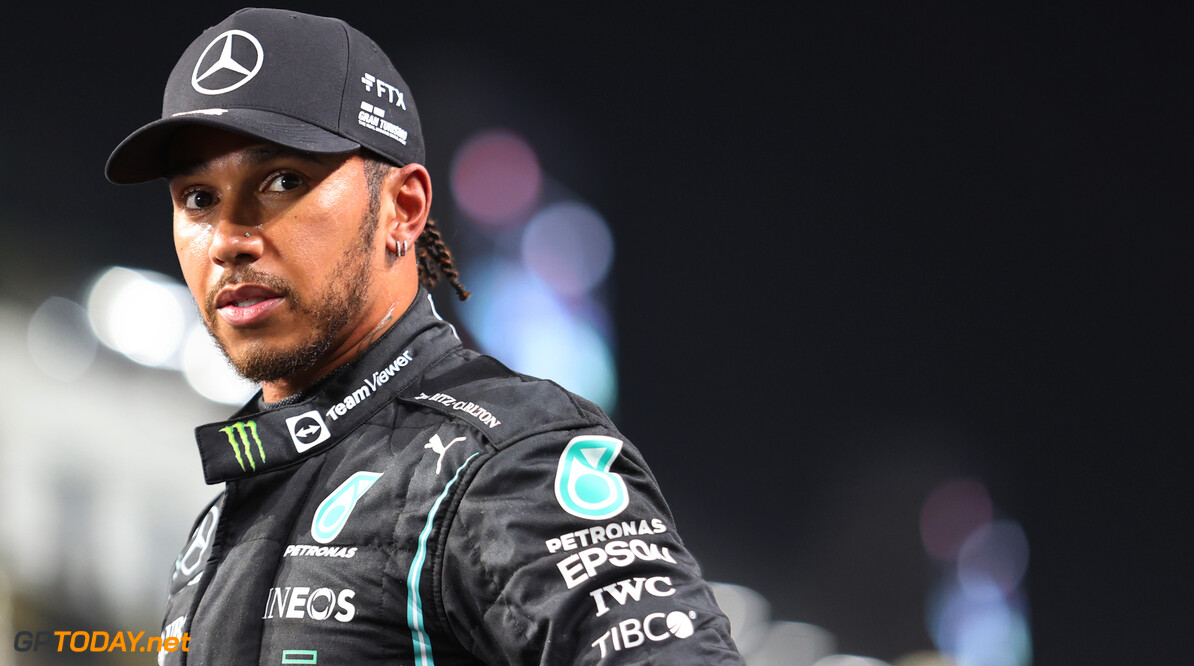 Hamilton komt met verklaring over brake test-beschuldiging: "Vreemde tactiek"