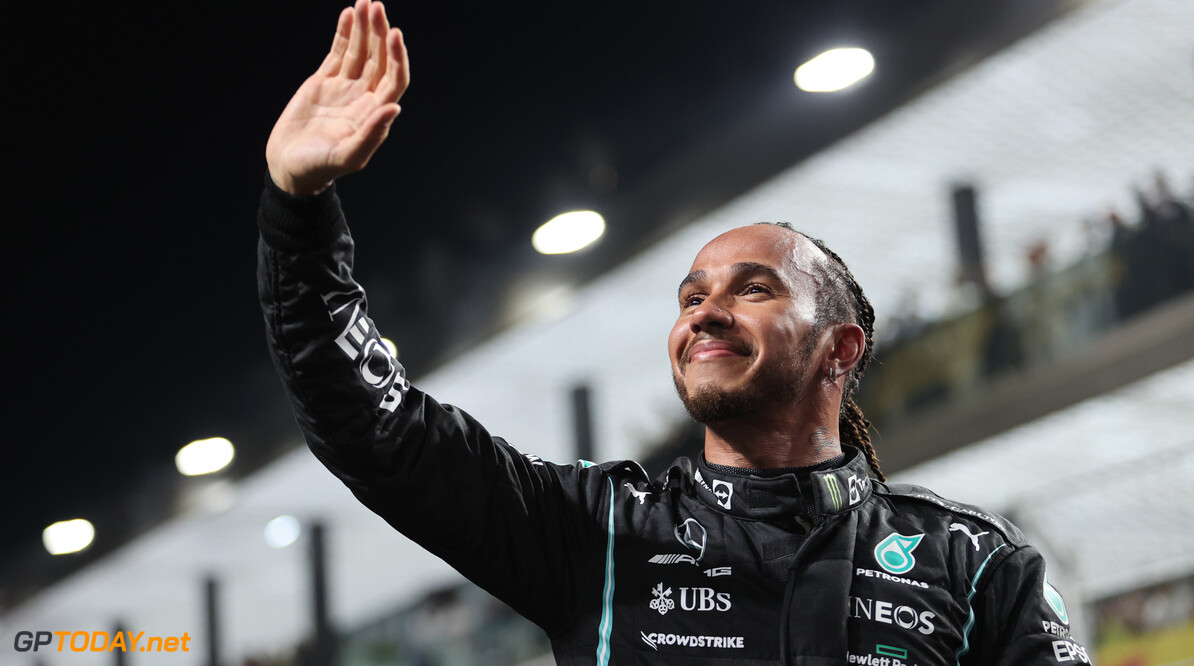 Hamilton haalt uit naar Verstappen: "Hij gaat zeker over de limiet"