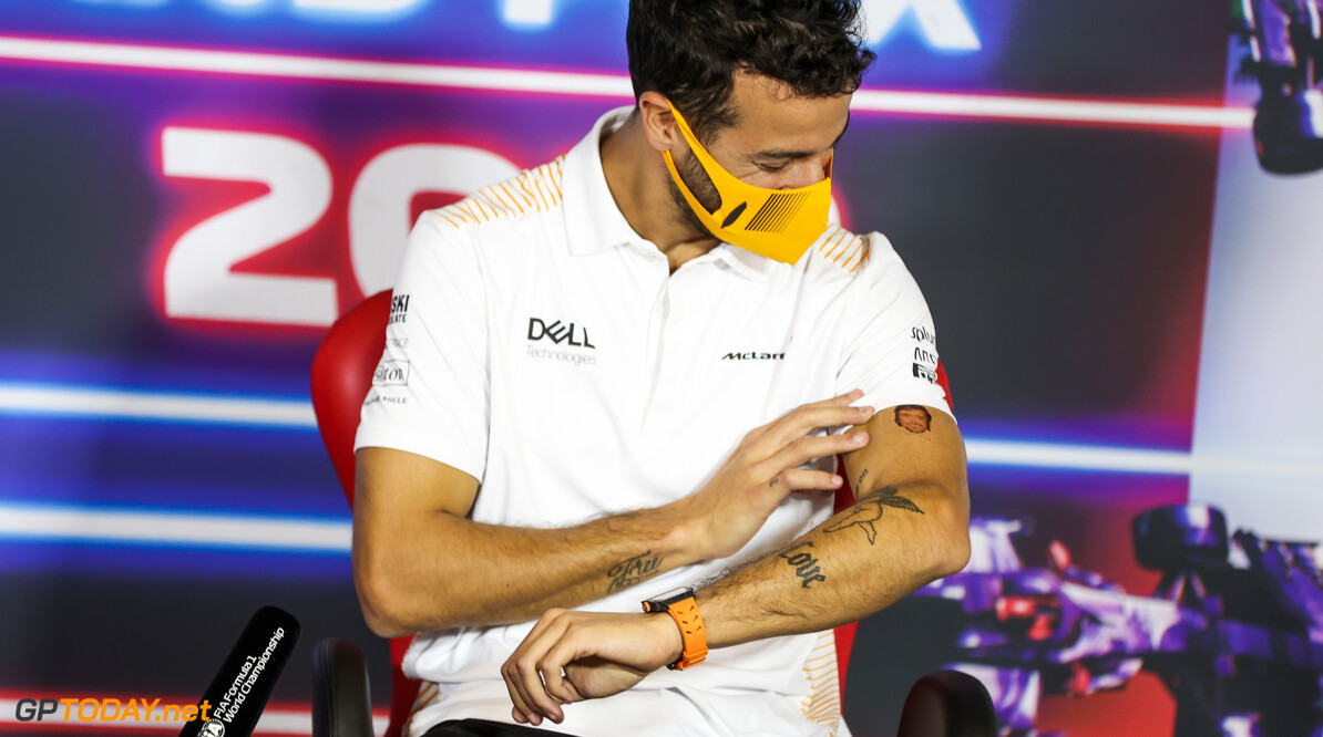 <b> Video: </b> Ricciardo krijgt prachtig cadeau van Alonso