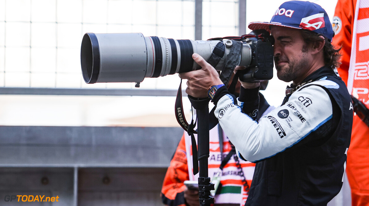Alonso haalt weer uit naar Hamilton: "Hij maakt een verloren indruk"