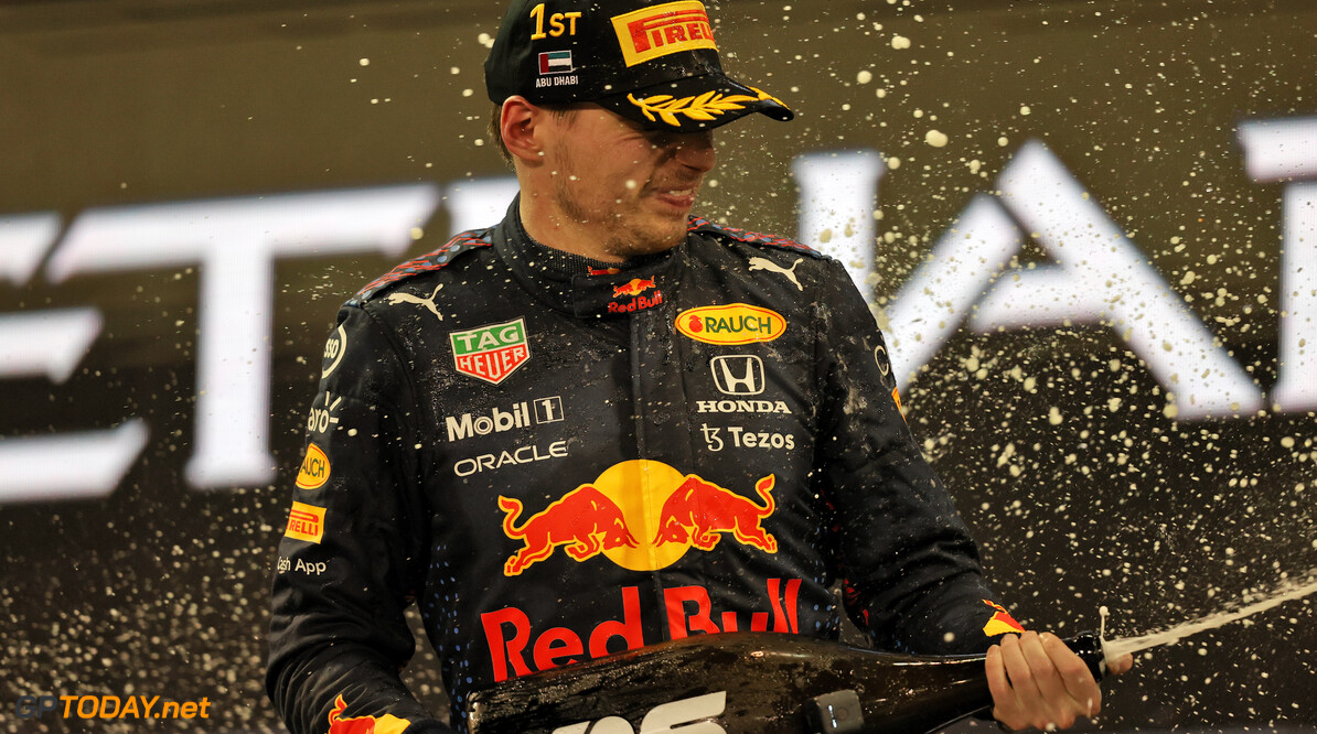 <b> Video: </b> De podiumceremonie vanaf de champagnefles van Verstappen