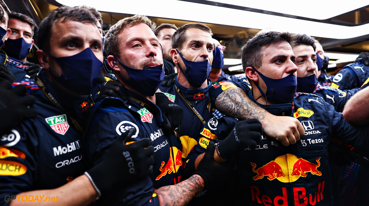 ABU DHABI, UNITED ARAB EMIRATES - DECEMBER 12: The Red Bull Racing team watch the action in the garage  during the F1 Grand Prix of Abu Dhabi at Yas Marina Circuit on December 12, 2021 in Abu Dhabi, United Arab Emirates. (Photo by Mark Thompson/Getty Images) // Getty Images / Red Bull Content Pool  // SI202112130409 // Usage for editorial use only // 
F1 Grand Prix of Abu Dhabi




SI202112130409
