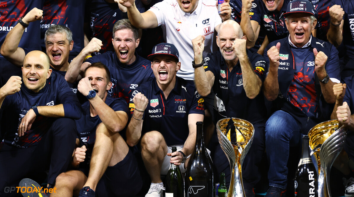 ABU DHABI, UNITED ARAB EMIRATES - DECEMBER 12: Race winner and 2021 F1 World Drivers Champion Max Verstappen of Netherlands and Red Bull Racing celebrates with his team after the F1 Grand Prix of Abu Dhabi at Yas Marina Circuit on December 12, 2021 in Abu Dhabi, United Arab Emirates. (Photo by Clive Rose/Getty Images) // Getty Images / Red Bull Content Pool  // SI202112120615 // Usage for editorial use only // 
F1 Grand Prix of Abu Dhabi




SI202112120615