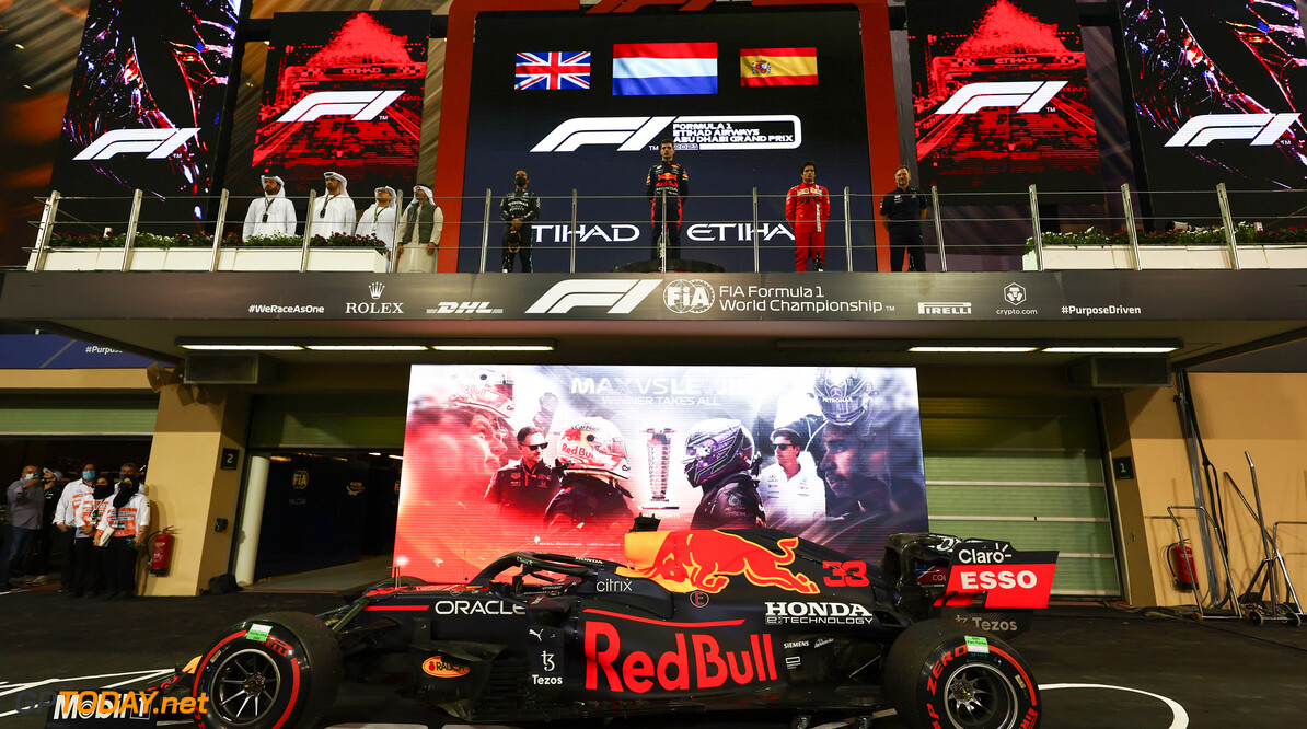 ABU DHABI, UNITED ARAB EMIRATES - DECEMBER 12: A general view as race winner and 2021 F1 World Drivers Champion Max Verstappen of Netherlands and Red Bull Racing celebrates on the podium with second placed Lewis Hamilton of Great Britain and Mercedes GP, third placed Carlos Sainz of Spain and Ferrari and Red Bull Racing Team Principal Christian Horner during the F1 Grand Prix of Abu Dhabi at Yas Marina Circuit on December 12, 2021 in Abu Dhabi, United Arab Emirates. (Photo by Mark Thompson/Getty Images) // Getty Images / Red Bull Content Pool  // SI202112120568 // Usage for editorial use only // 
F1 Grand Prix of Abu Dhabi




SI202112120568