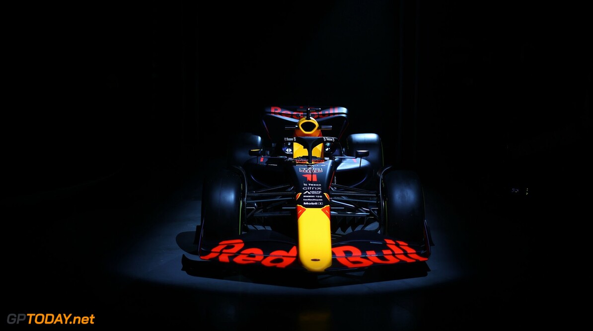 Verstappen toont zijn Red Bull racepak voor 2022