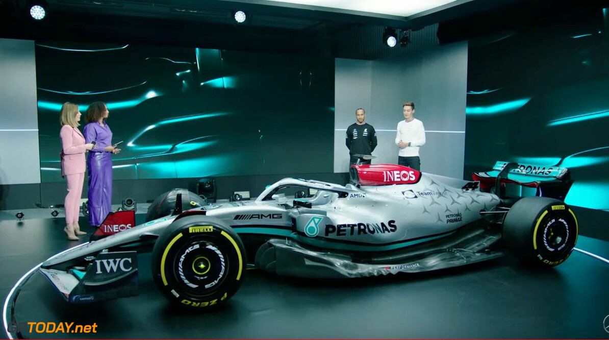 Dit is de zilverkleurige Mercedes W13 van Hamilton en Russell