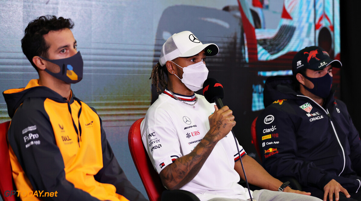 Hamilton steunt Ricciardo: "Ik hoop dat er nog een mooi plekje voor hem is"
