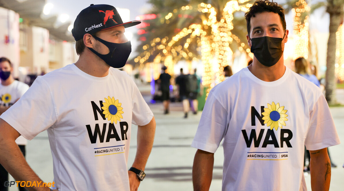 BAHRAIN, BAHRAIN - MARCH 09: Max Verstappen of the Netherlands and Oracle Red Bull Racing and Daniel Ricciardo of Australia and McLaren talk while wearing t-shirts promoting peace and sympathy with Ukraine prior to F1 Testing at Bahrain International Circuit on March 09, 2022 in Bahrain, Bahrain. (Photo by Mark Thompson/Getty Images) // Getty Images / Red Bull Content Pool // SI202203090230 // Usage for editorial use only // 
Formula 1 Testing in Bahrain - Previews




SI202203090230