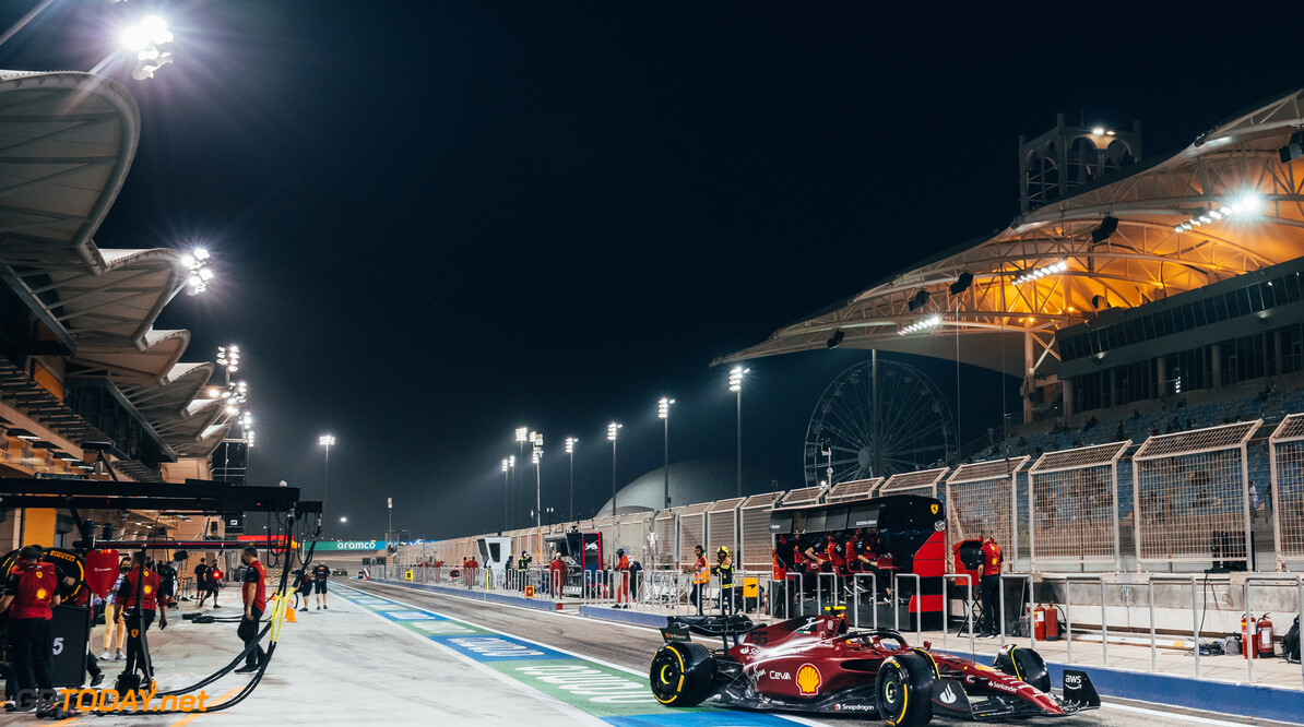 Formule 1-teams komen aan in Bahrein voor wintertestdagen 2023