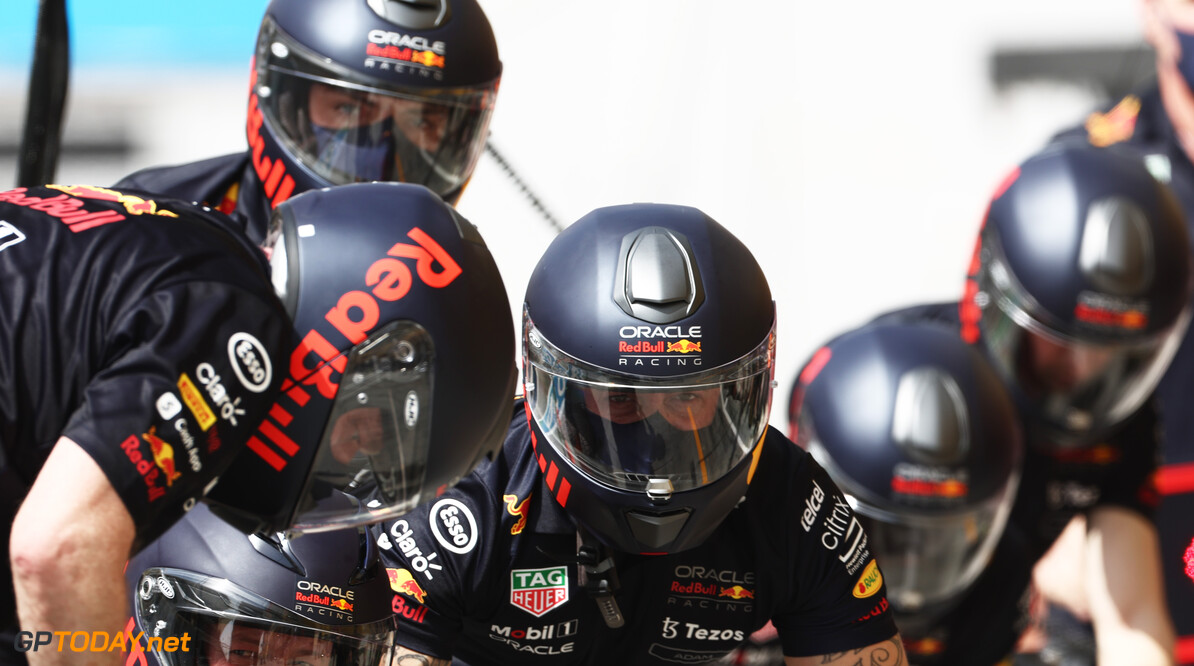 BAHRAIN, BAHRAIN - MARCH 12: The Red Bull Racing team prepare for a pitstop during Day Three of F1 Testing at Bahrain International Circuit on March 12, 2022 in Bahrain, Bahrain. (Photo by Mark Thompson/Getty Images) // Getty Images / Red Bull Content Pool // SI202203120084 // Usage for editorial use only // 
Formula 1 Testing in Bahrain - Day 3




SI202203120084