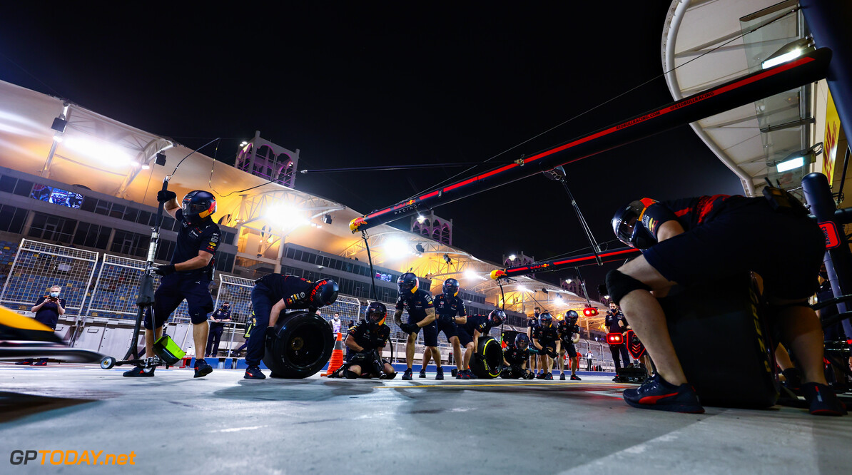 BAHRAIN, BAHRAIN - MARCH 12: The Red Bull Racing team prepare for a pitstop during Day Three of F1 Testing at Bahrain International Circuit on March 12, 2022 in Bahrain, Bahrain. (Photo by Mark Thompson/Getty Images) // Getty Images / Red Bull Content Pool // SI202203120131 // Usage for editorial use only // 
Formula 1 Testing in Bahrain - Day 3




SI202203120131
