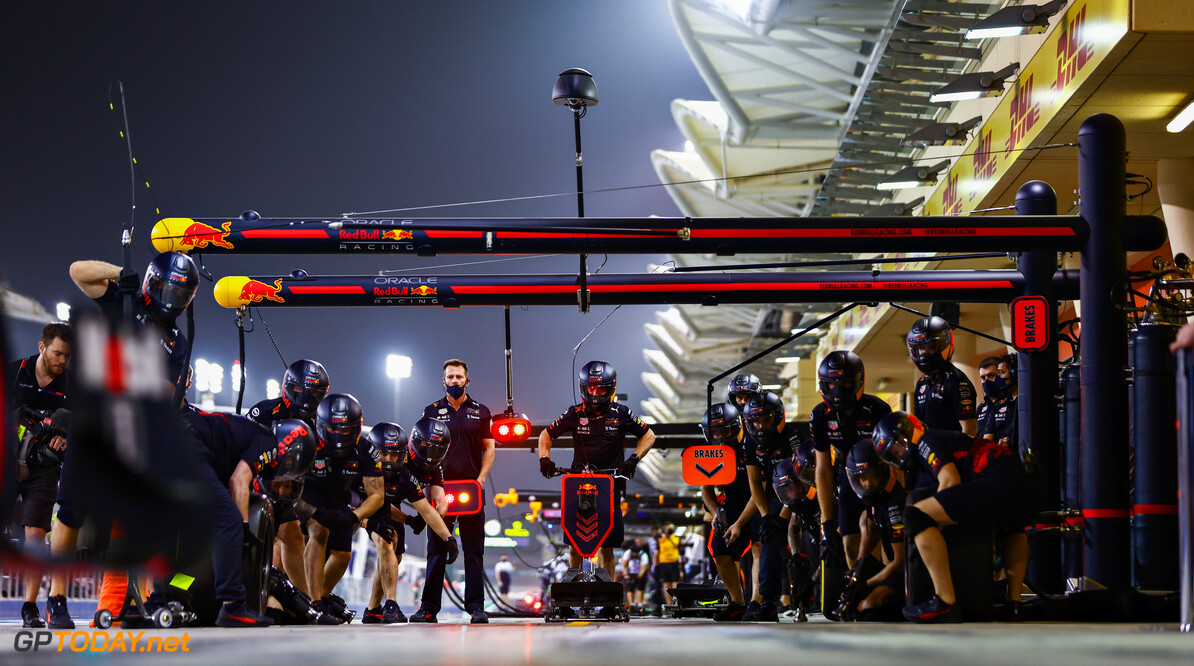 BAHRAIN, BAHRAIN - MARCH 12: The Red Bull Racing team prepare for a pitstop during Day Three of F1 Testing at Bahrain International Circuit on March 12, 2022 in Bahrain, Bahrain. (Photo by Mark Thompson/Getty Images) // Getty Images / Red Bull Content Pool // SI202203120136 // Usage for editorial use only // 
Formula 1 Testing in Bahrain - Day 3




SI202203120136