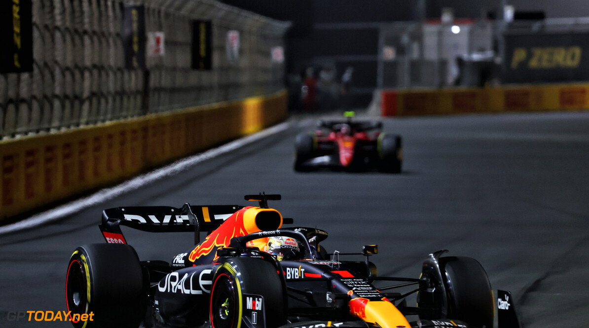 <b> Uitslag Grand Prix van Saoedi-Arabië: </b> Verstappen wint na heroïsch gevecht met Leclerc
