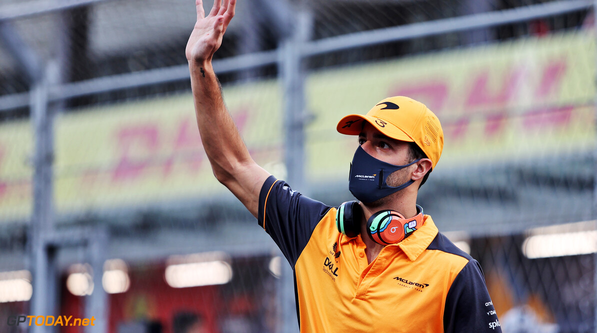 <b> Video: </b> Ricciardo probeert eigen wijn te verkopen