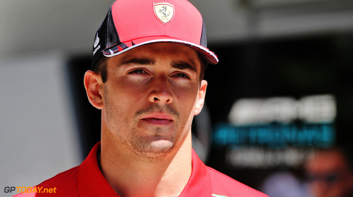 Leclerc kijkt in zijn spiegel: "Als Red Bull dichtbij zit wordt het lastig"