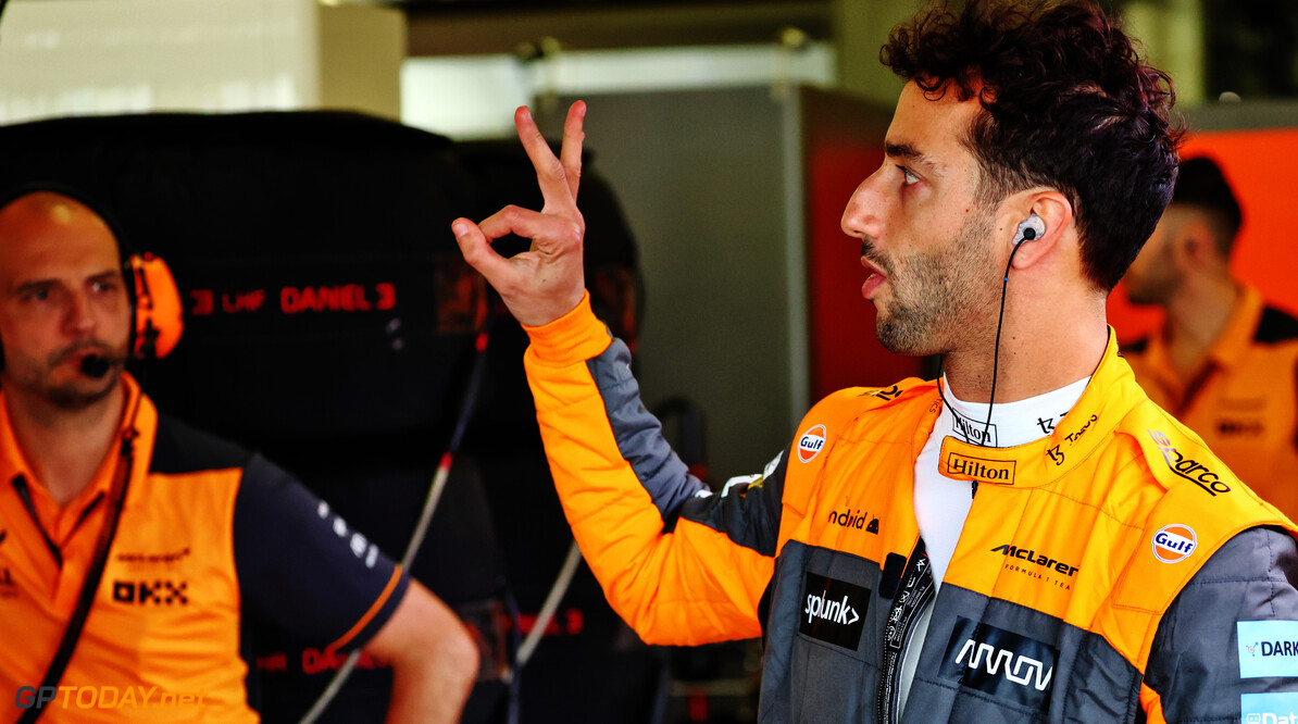 Ricciardo geeft Hamilton duwtje in de rug: "Hij faket geen pijn"