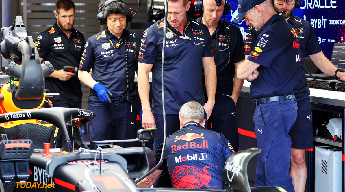 Politiehond onderzoekt Red Bull-pitbox tijdens podiumceremonie
