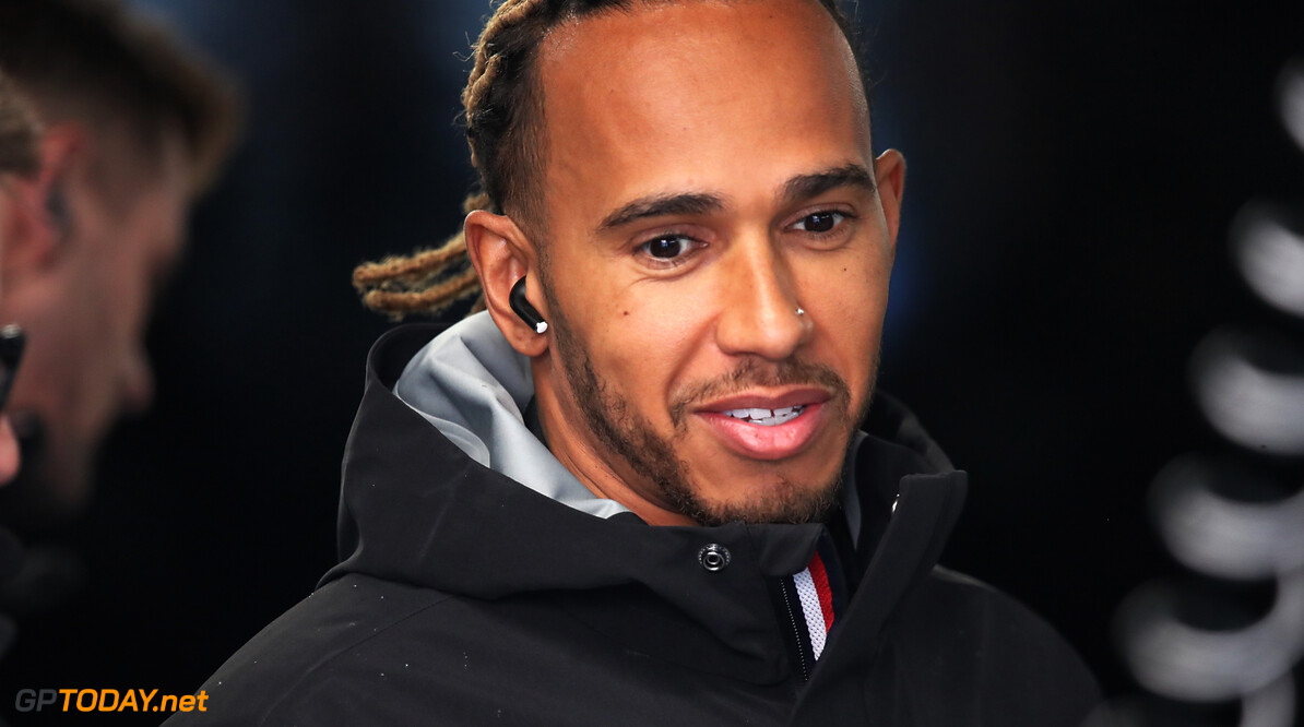 <b> Video: </b> Hamilton merkt 'verkeerde' pet op bij grote fan