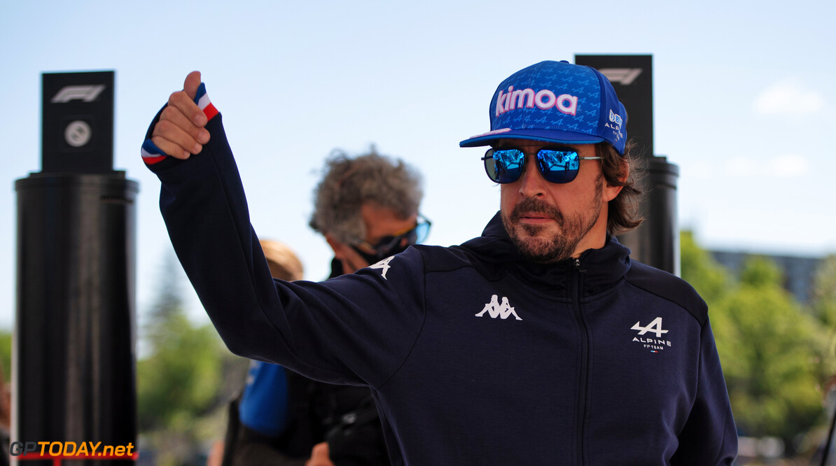 Alonso zit niet stil tijdens vakantie