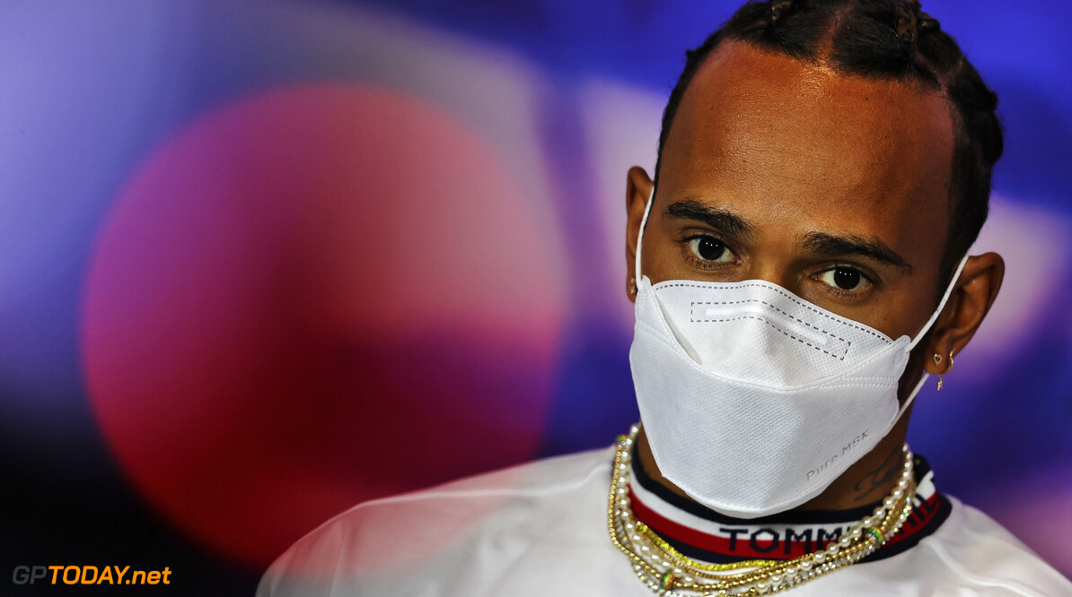 Hamilton hekelt boegeroep richting Verstappen: "Dat hoort gewoon niet"