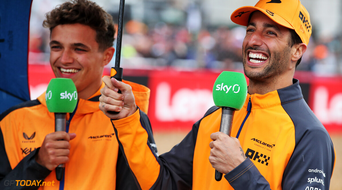 <b> Video: </b> McLaren-coureurs lachen om kinderfoto's Bottas